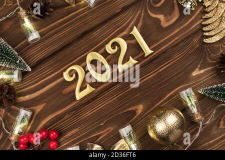 Anno nuovo 2021 numeri d'oro su sfondo di legno con decorazione di nuovo anno, sfondo felice Natale Foto Stock