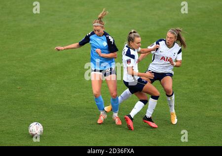 London City Lionesses Hayley Nolan (a sinistra) combatte per la palla con Josie Green (al centro) e Rianna Dean delle donne Tottenham Hotspur durante la partita della fa Continental League Cup all'Hive Stadium di Londra. Foto Stock