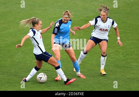 London City Lionesses Hayley Nolan (centro) combatte per la palla con Tottenham Hotspur Women's Josie Green (a sinistra) e Rianna Dean durante la partita della fa Continental League Cup all'Hive Stadium di Londra. Foto Stock