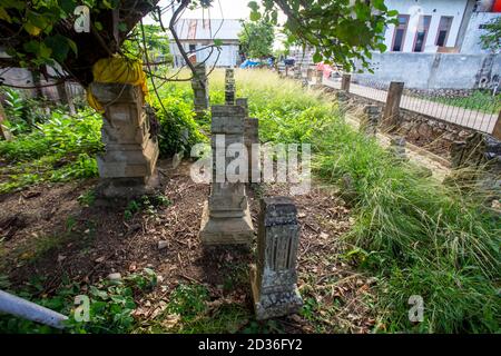 Tombe storiche islamiche del complesso Sultan Mu'mon Syah a Gampong Pande o Kings Gampong Pande (Raja-raja Gampong Pande) a banda Aceh, Indonesia Foto Stock