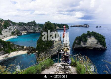 La spiaggia di Atuh è una spiaggia famosa a nusa penida, ma è difficile arrivarci, alcuni la chiamano spiaggia nascosta a nusa penida, bali Foto Stock