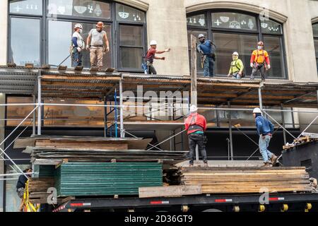 I lavoratori formano una catena umana per costruire ponteggi nel quartiere Flatiron di New York giovedì 1 ottobre 2020. (© Richard B. Levine) Foto Stock