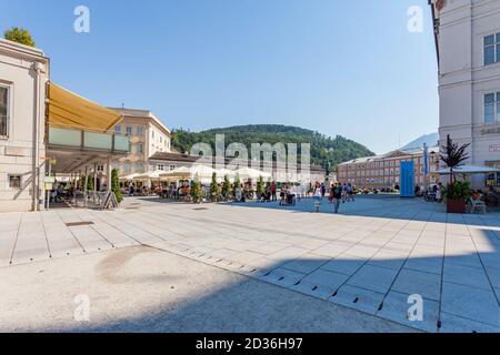 Mozartplatz, un punto di riferimento storico nel centro di Salisburgo. Si tratta di una piazza più conosciuta per la sua statua commemorativa del compositore Wolfgang Amadeus Mozart. Foto Stock