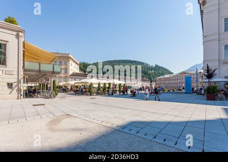 Mozartplatz, un punto di riferimento storico nel centro di Salisburgo. Si tratta di una piazza più conosciuta per la sua statua commemorativa del compositore Wolfgang Amadeus Mozart. Foto Stock