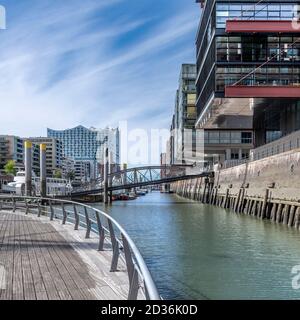 Sandtorhafen - Traditionsschiffhafen ( si traduce come: Porto di sabbia - porto di nave tradizionale). Riprogettato aggiungendo moderni appartamenti a sbalzo. Foto Stock