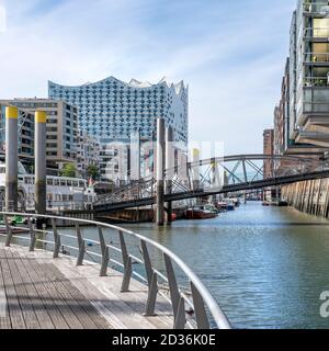 Sandtorhafen - Traditionsschiffhafen ( si traduce come: Porto di sabbia - porto di nave tradizionale). Riprogettato aggiungendo moderni appartamenti a sbalzo. Foto Stock