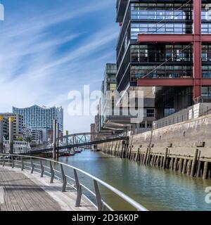 Sandtorhafen - Traditionsschiffhafen ( si traduce come: Porto di sabbia - porto di nave tradizionale). Riprogettato aggiungendo moderni appartamenti a sbalzo. Foto Stock