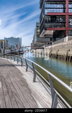 Sandtorhafen - Traditionsschiffhafen ( si traduce come: Porto di sabbia - porto di nave tradizionale). Riprogettato aggiungendo moderni appartamenti a sbalzo. Foto Stock