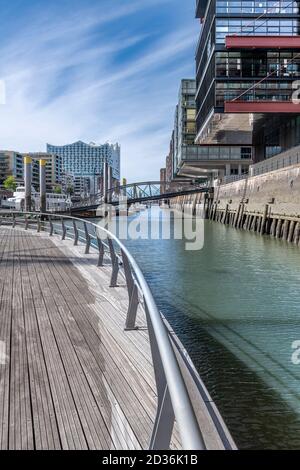 Sandtorhafen - Traditionsschiffhafen ( si traduce come: Porto di sabbia - porto di nave tradizionale). Riprogettato aggiungendo moderni appartamenti a sbalzo. Foto Stock