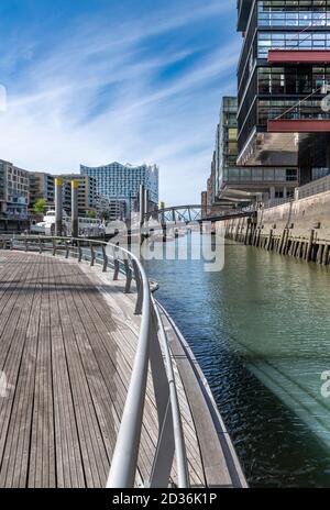 Sandtorhafen - Traditionsschiffhafen ( si traduce come: Porto di sabbia - porto di nave tradizionale). Riprogettato aggiungendo moderni appartamenti a sbalzo. Foto Stock