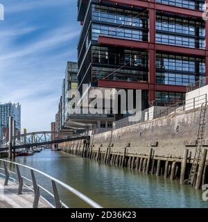 Sandtorhafen - Traditionsschiffhafen ( si traduce come: Porto di sabbia - porto di nave tradizionale). Riprogettato aggiungendo moderni appartamenti a sbalzo. Foto Stock