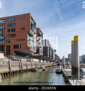 Sandtorhafen - Traditionsschiffhafen ( si traduce come: Porto di sabbia - porto di nave tradizionale). Riprogettato aggiungendo moderni appartamenti a sbalzo. Foto Stock