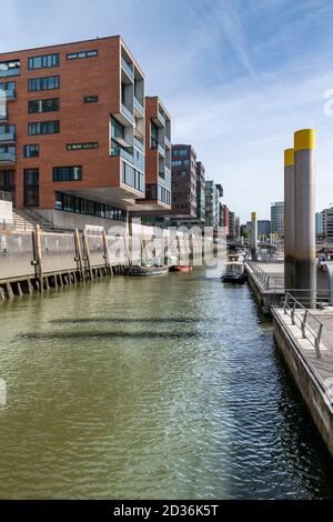 Sandtorhafen - Traditionsschiffhafen ( si traduce come: Porto di sabbia - porto di nave tradizionale). Riprogettato aggiungendo moderni appartamenti a sbalzo. Foto Stock