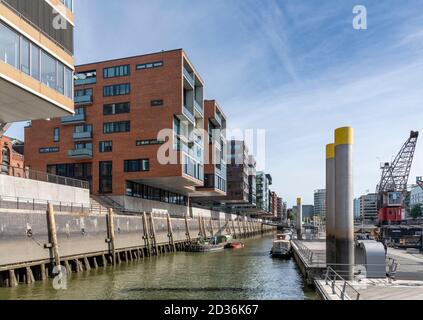 Sandtorhafen - Traditionsschiffhafen ( si traduce come: Porto di sabbia - porto di nave tradizionale). Riprogettato aggiungendo moderni appartamenti a sbalzo. Foto Stock