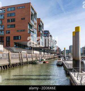 Sandtorhafen - Traditionsschiffhafen ( si traduce come: Porto di sabbia - porto di nave tradizionale). Riprogettato aggiungendo moderni appartamenti a sbalzo. Foto Stock