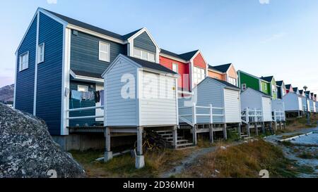 Cabine in legno sulla costa, Nuuk, Sermersooq, Groenlandia Foto Stock