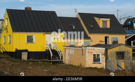 Cabine in legno sulla costa, Nuuk, Sermersooq, Groenlandia Foto Stock