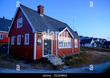 Cabine in legno sulla costa, Nuuk, Sermersooq, Groenlandia Foto Stock