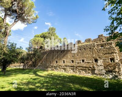 Muro di pietra nel Giardino degli Aranci (giardino degli Aranci) sulla collina Aventina - Roma, Italia Foto Stock