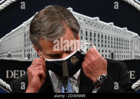 Washington, Stati Uniti. 07 ottobre 2020. Il direttore dell'FBI Christopher Wray parla durante una conferenza stampa su una questione di sicurezza nazionale presso il Dipartimento di Giustizia di Washington, DC, mercoledì 7 ottobre 2020. Foto in piscina di Jim Watson/UPI Credit: UPI/Alamy Live News Foto Stock