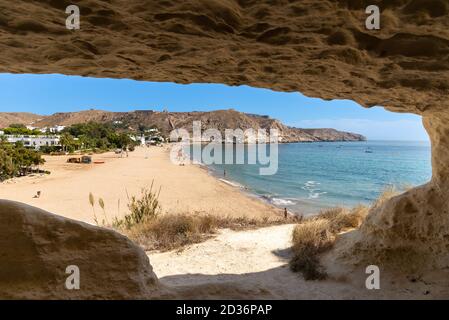 Playa Agua Amarga visto da una delle caverne nella roccia, Cabo de Gata-Nijar, Andalusia, Spagna Foto Stock
