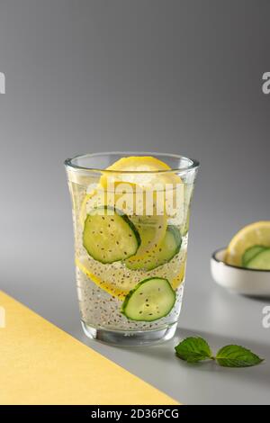 acqua di chia sana con cetriolo e limone in un bicchiere. Foto Stock