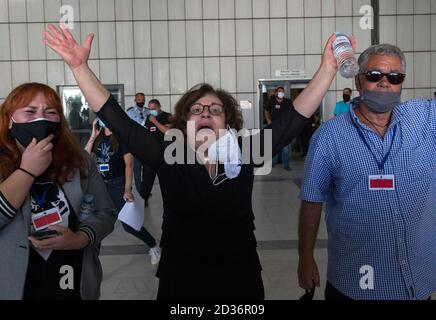 Atene, Grecia. 07 ottobre 2020. Magda Fyssa (C), madre di Pavlos FYSSAS, un attivista greco antifascista di 34 anni assassinato da un sostenitore del partito ultra-destro Golden Dawn (GD-Chryssi Avghi in greco) nell'autunno 2013, reagisce dopo aver sentito il verdetto della corte ad Atene, in Grecia, il 7 ottobre 2020. Mercoledì il tribunale greco ha dichiarato che la leadership e i membri di GD, il terzo partito politico del parlamento fino allo scorso anno, sono colpevoli di operare come organizzazione criminale, ha riferito l'emittente nazionale greca ERT. Credit: Xinhua/Alamy Live News Foto Stock