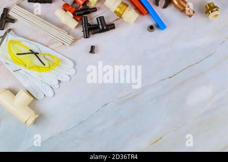 Kit di alimentazione acqua per utensili professionali per idraulici per il taglio di tubi in polipropilene, angoli in plastica, chiave, guanti da lavoro Foto Stock