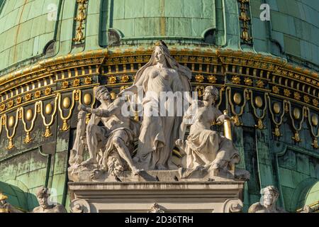 Statuen an der Kuppel des Michaelertrakt der Hofburg in Wien, Österreich, Europa | statue della cupola dell'Ala di San Michele, Vienna, Austria, Europa Foto Stock