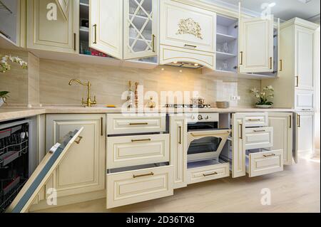 Mobili beige in cucina in stile provenzale Foto Stock