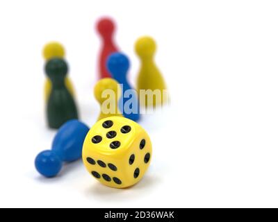 Dadi e personaggi colorati per giochi da tavolo Foto Stock