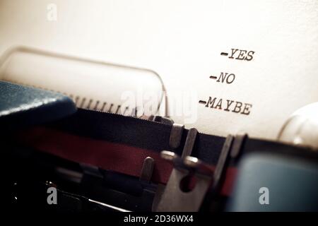 Sì, no, forse parole scritte con una macchina da scrivere. Foto Stock