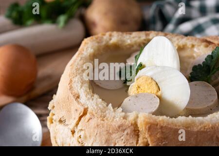 Zurek. Zuppa tradizionale polacca su tavolo di legno Foto Stock