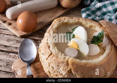 Zurek. Zuppa tradizionale polacca su tavolo di legno Foto Stock