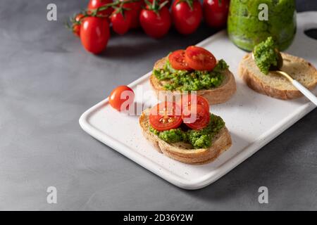Antipasto fresco con pesto al basilico e pomodori ciliegini Foto Stock