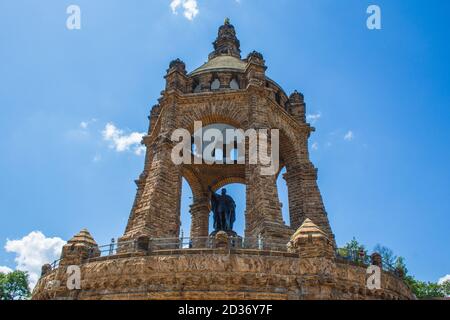 Porta Westfalica, Germania - Giugno 22 2020: Il Monumento Imperatore Guglielmo vicino alla città di porta Westfalica, Renania Settentrionale-Vestfalia in Germania. Solo un fe Foto Stock