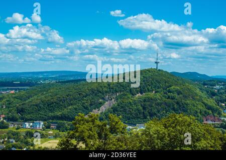 Paesaggistico paesaggio tedesco a Weserbergland. Vista di Jakobsberg dal Monumento Imperatore Guglielmo (Wittekindsberg) vicino alla città di porta Westfalica, Nord R. Foto Stock