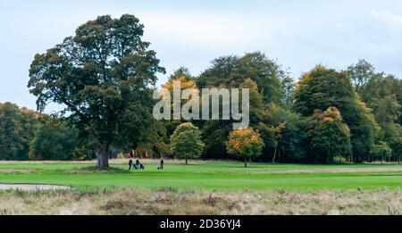 Glasgow, Scozia, Regno Unito. 7 ottobre 2020. Regno Unito Meteo: I golfers al golf club di Pollok. Credito: SKULLY/Alamy Live News Foto Stock