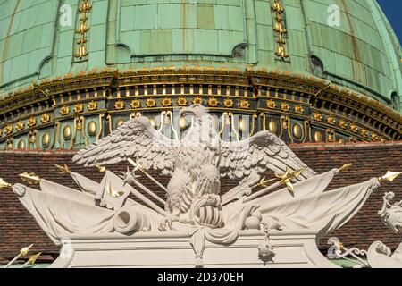 Adler an der Kuppel des Michaelertrakt der Hofburg in Wien, Österreich, Europa | Aquila, cupola dell'Ala di San Michele, Vienna, Austria, Europa Foto Stock