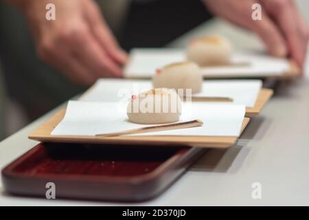 Mooncakes di coniglio Wagashi, dolci tradizionali giapponesi serviti con tè durante la cerimonia del tè giapponese Foto Stock
