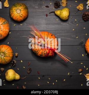 Decorazioni natalizie di zucche, foglie e grano Foto Stock