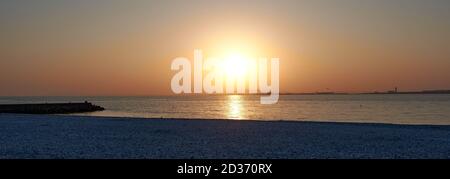 Vista panoramica della Baia di Osaka al tramonto sulla spiaggia di marmo di Tajiri cho nella Prefettura di Osaka, Giappone Foto Stock