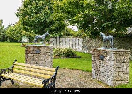 Statuette commemorative di bronzo di cavalli nel parco di Sant Brigids, Kill. Celebrando il successo di padre e figlio Ted e Ruby Walsh vincendo il G irlandese Foto Stock