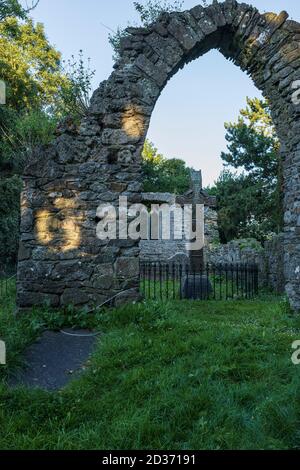 Chiesa medievale e cimitero stabilito dai Cavalieri Ospitalieri di San Giovanni, con croce celtica, Johnstown, Contea di Kildare, Irlanda Foto Stock