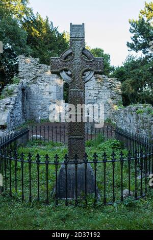 Croce celtica nella chiesa medievale e cimitero stabilito dai Cavalieri Ospitalieri di St John, Johnstown, County Kildare, Irlanda Foto Stock