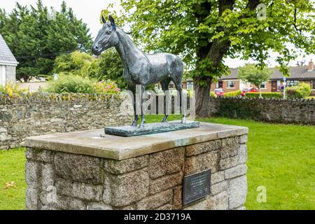 Statuette commemorative di bronzo di cavalli nel parco di Sant Brigids, Kill. Celebrando il successo di padre e figlio Ted e Ruby Walsh vincendo il G irlandese Foto Stock