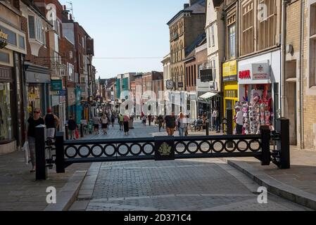 Windsor, Berkshire, Inghilterra, Regno Unito. 2020. Una barriera di sicurezza attraverso Peascod Street che è chiuso, vicino al Castello di Windsor Foto Stock