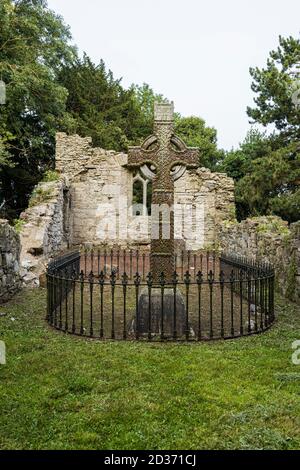 Croce celtica nella chiesa medievale e cimitero stabilito dai Cavalieri Ospitalieri di St John, Johnstown, County Kildare, Irlanda Foto Stock