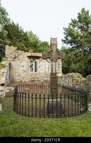 Croce celtica nella chiesa medievale e cimitero stabilito dai Cavalieri Ospitalieri di St John, Johnstown, County Kildare, Irlanda Foto Stock