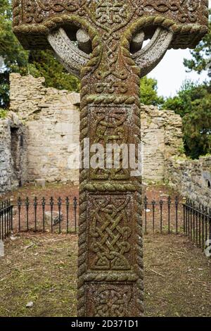 Croce celtica nella chiesa medievale e cimitero stabilito dai Cavalieri Ospitalieri di St John, Johnstown, County Kildare, Irlanda Foto Stock